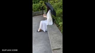 熟女姐姐主动勾引外面人来人往关门开操好刺激